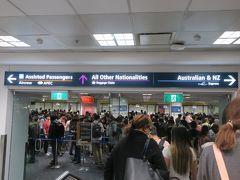 シドニー空港のイミグレは混んでいたけれどスムーズに流れていました。
荷物を受け取った後、出口にもう一度並んで、ここで入国カードを渡して外に出ました。
