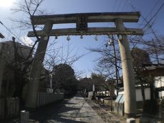 近くには向日神社。