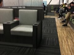 搭乗までの間、第2ターミナルのIASS EXECUTIVE LOUNGEを利用させて頂きました。プライオリティパス有効利用です（笑）空いているから快適と言えば快適ですが…なんか雀荘みたいなインテリアだなと（毒舌すみませんｗ）