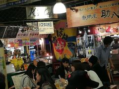 【ひろめ市場】
夜はひろめ市場へ。フードコートみたく、席を確保したら、あっちこっちのお店から好きな料理を持ってきて食べられます。
観光客だけでなく、地元の人も多いとか。混んでました。