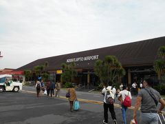 7:40
デンパサールから1時間ほどでジョグジャカルタ到着。

ジョグジャカルタの空港はこじんまりとした空港。
タラップを降りて、到着ロビーまで徒歩で移動。
