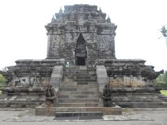 さらに１キロほどいくあるのがムンドゥ寺院。