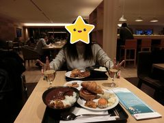 羽田空港のラウンジで、夕食です。
ビーフカレー　最高に美味しいです。
