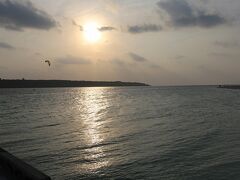 次は与那覇前浜ビーチ・・・。

夕陽の時間帯でした。

カイトサーフィンをしている人がいて少し見学・・・。

奥に見えているのは来間島です。