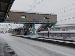 雪の中徒歩で移動は凍死しそうだったので、タクシーで羽後長野駅へ
駅には誰もいなくて、待合室のストーブを勝手につけて電車を待ちます
結局、ここから乗ったのは我々だけでした
