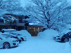 雪まみれになりながら『田沢湖高原水沢温泉郷　旅館　青荷山荘』に到着
