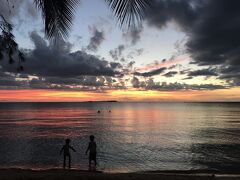 夕ご飯の後、夕焼けが滲むビーチ沿いへ。
夕日そのものは見えませんが
これはこれで雰囲気があってとても綺麗でした。