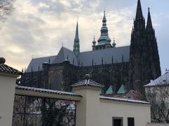 ホテル紹介が長くなってしまいましたがやっと観光の写真になってきました。
プラハ城観光です。
バスで北門まで連れてきてもらい、今日はここから徒歩観光です。
まずお城敷地内に入る前にセキュリティチェックがあります。
ボディチェックと荷物も開いて見せます。
