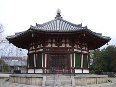 興福寺　北円堂（国宝）
日本に現存する八角円堂のうち、最も美しいと賞賛されるお堂

北円堂はすこーしばかり離れているためか人がだーれもいませんでした（汗