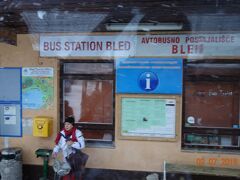 バスでボーヒン湖から、ブレッド湖停留所まで来ても大雪。

バス車内からブレッド湖のバス停を撮影。