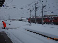 何とか、レッセ・ブレッド湖駅に到着。
大雪
駅員さんが雪かきをしていました。