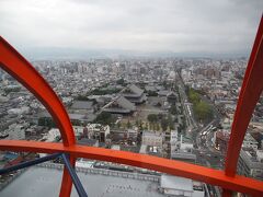 今回もＪＴＢで新幹線と宿泊のパックを使いました。それに京都タワーのサービス券が付いていて、無料で登れたわけですよ。
少し曇っていますが、まずまずの視界。
東本願寺が見える北側。
ここは外国人率高いですね。でも、座って眺められるスペースが無いのがちょっと残念。