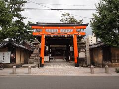 15：41　下御霊神社　式内社の出雲井於神社ともいわれています。
丸太町通から寺町通を曲がるとすぐ。
鳥居と神門をくぐると、境内は修造中で職人さんが行き来してます。
敷地南側の土塀は湾曲していて、小型のシャベルカーがガーガー動いて土台をいじってました。
