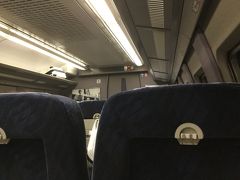 広島からの始発の下りは6：05のこだまです。博多に着くのは7：33です。
車両は５００系でした。
前日、実は遅い時間帯からの食事会があって、帰宅したのが真夜中、１時間半しか寝られなかったので博多までしばし仮眠を取ります。
この時間帯でも車内はいっぱいで、隣の人は熱心にるるぶ博多を読んでいました。
こんな早朝に博多に着いてどうするんだろう？(^^;