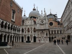 ツアーに含まれていたベネツィア観光は、朝８：３０にホテルを出てドカーレ宮殿から始まりました。荷物チェックを終え中庭へ出てきました、まだほとんど観光客はいません。