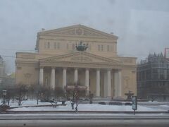 赤の広場から少し歩くと、政争やスキャンダルで荒れるボリショイ劇場が見えた。プーティンがサンクトペテルブルクで活躍しているゲルギエフに乗り込ませようとしたと聞いた。。。運営が芸術に基づかないでいると、荒れるのは当たり前だ。