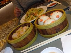 そしてお昼はフードコート。
フードコートを甘く見てました。買い方がよくわからず、お店の人に聞いても上海語はぜーんぜんわからない。「？？」という顔をしてたら一人の女性にどこぞへ連れていかれ・・・