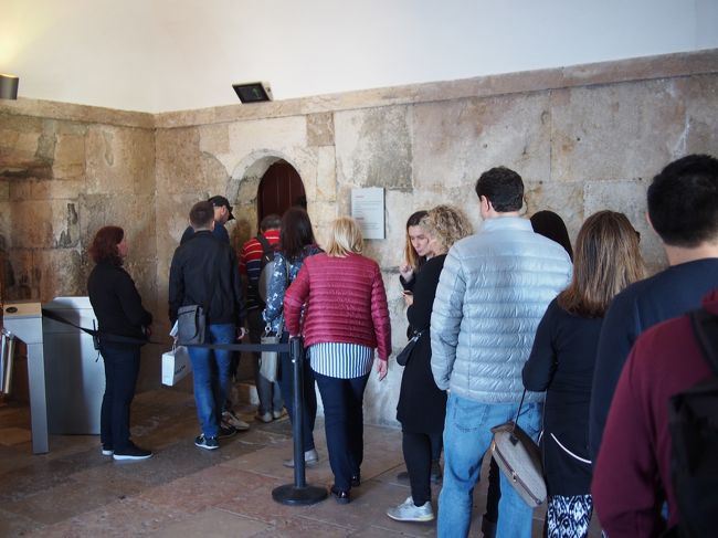 中はそれほど広くないので、グルッと回ってからトイレに向かおうと思うも、中もすごく混雑をしている！<br /><br />特に階段が狭く、すれ違いが出来ないので、<br />「登る人」「降りる人」を時間毎に区切って対応しているため、<br />非常に時間がかかる。