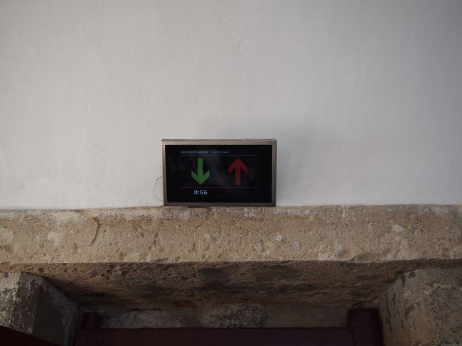 この表示で昇降が切り替わるのだけど、<br />切り替わってからも結構な時間人が階段で移動中なので、なかなか思うように進まず。<br /><br />トイレ我慢しすぎで、しょうもないピンチを迎える事に。<br />あやうく世界遺産で事件が起こるところでした。<br /><br />完全に自業自得なので、並ぶ前にトイレ行っておきましょう。<br /><br /><br />無事にトイレに行った後、<br />トラムに乗ってベレン地区を離れ、リスボンの中心地へと戻ります。