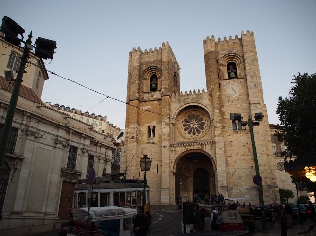 広場を後にし、坂を下ってリスボン大聖堂へ。<br />