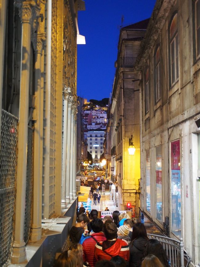 なお、このエレベーターも２０分ほど並びました。<br />夜は特に混む模様。