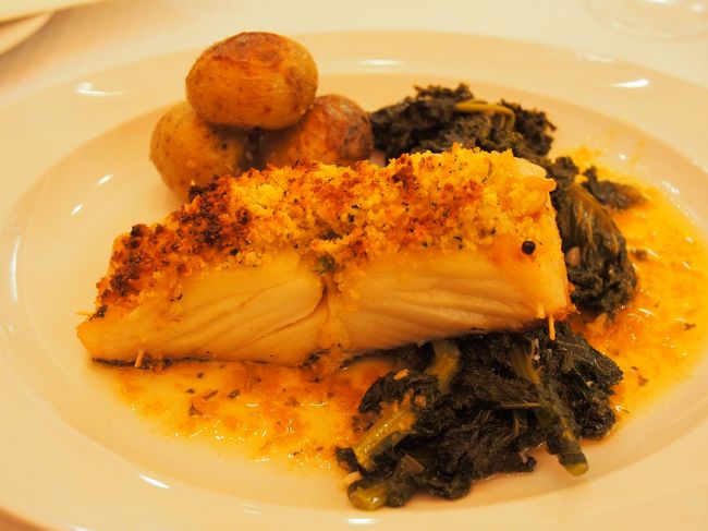 ポルトガル名物バカリャウ。<br />干し鱈の旨味が強く、お酒にとても合います。<br /><br /><br />お店は広く、壁面はアズレージョで装飾され雰囲気も良し。<br />お値段も味もサービスも悪くなかったです。<br /><br />一人で来ている人はあまりいませんでしが、特に一人でも問題なかったです。<br /><br /><br /><br />翌日はリスボンを離れ、シントラに向かいます。