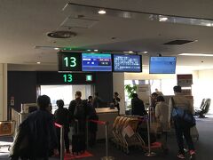 ２月２６日(月) 羽田空港 第１ターミナル １３番搭乗口から乗ります(^  ^)