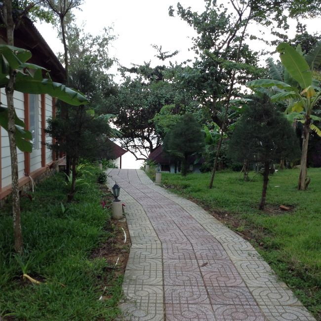 朝はとても静かで気持ちがいいホテルの敷地内。