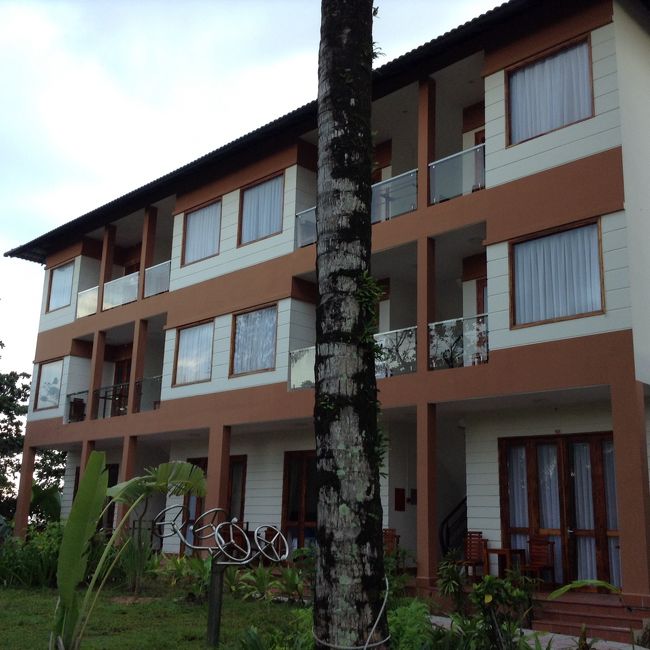 今回のホテルは、ロングビーチに面したオレンジリゾート。<br />部屋はビルディング棟の３階。最初は１階を案内されましたが、人通りが目の前なので、、、と言って上の階の空きがないかと聞いてみると、親切にすぐに探してくれました。結果は３階のいわゆる”パーシャルオーシャンビュー”　Good!!