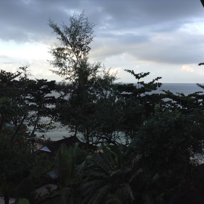 これが部屋からのビュー。朝だからまだちょっと雲がかかっています。