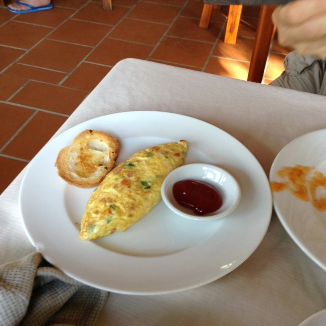 朝食は、ビュッフェ。恒例のエッグスタンドとパンケーキスタンドがありました。オムレツが美味しい。