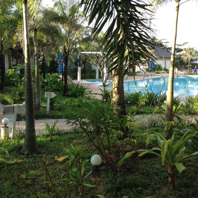 敷地のほぼ真ん中あたりにきれいに管理されているプールがあります。<br />日中はリクライニング別途もほぼ満席。ビーチとプールを行き来できます。