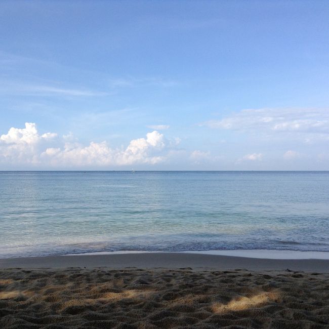 西側に面したビーチなので、午前中は日差しがきつくなく最高。いつまでもゴロゴロできる感じです。滞在中は天気も良く、海もとても穏やかで最高でした。