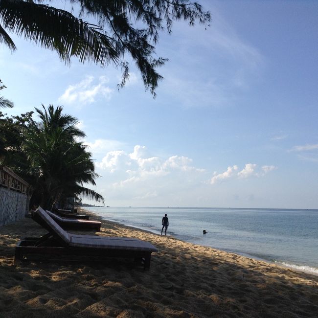 こんな感じのビーチ別途が並べられています。一応プライベートビーチ扱いっぽい。朝早いうちにタオルを別途においてリザーブ完了。