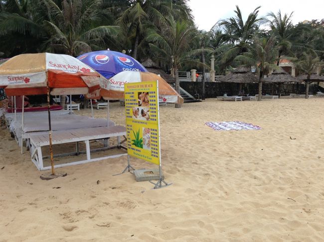 ホテルの近くには、ビーチにマッサージ屋さんも出店。値段を見ると、ホーチミンでいいかな、という感じ。