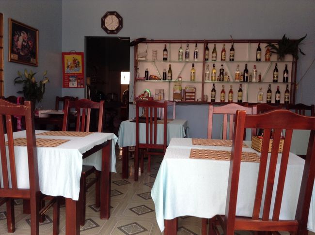 おなかが空いてきたので、徒歩圏内の小さなレストランで軽く軽食。ホテルから大通りに出るまでの小さな道沿いにあったレストラン。試しに入ってみましたけど、普通でした。