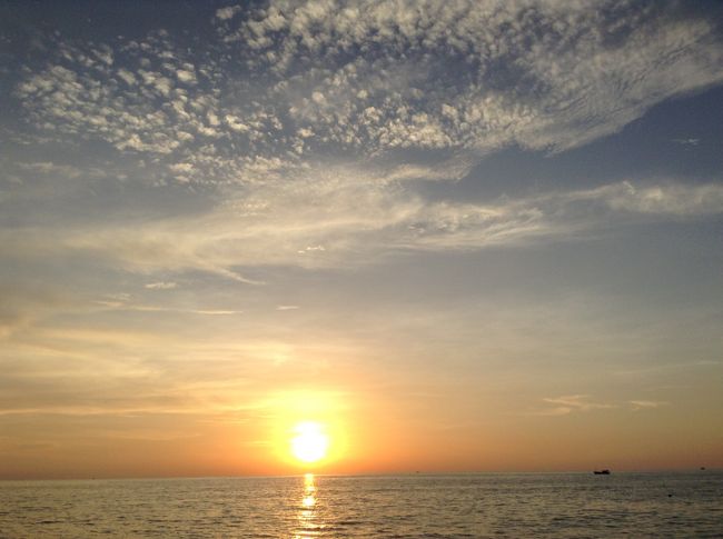 ほとんど雲に隠れることなく沈んでいった夕日。<br />ぼーっと眺めていられます。