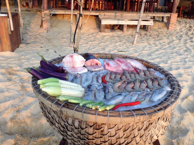 ビーチ沿いを歩いてゆくと、ところどことにシーフードレストランが点々と。僕たちは、ナイトマーケットに行く予定にしていたので、スルーです。夕日を眺めながらの夕食もきっと最高だと思いますが、、、。