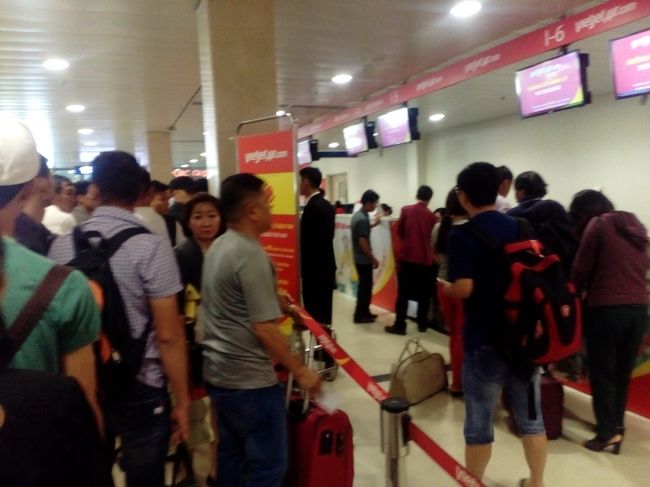 はじめての、Vietjet Air。<br />ローカル感満点？で面白そう、と思ったのはつかの間。<br />2度、3度のDelayで初日のサンセット観賞は絶望的。テンション下がった。　