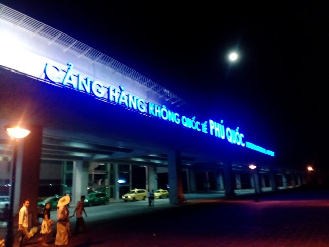 空港到着、でももう真っ暗。予定では5時前には到着の便だったのに、、、。<br />やっぱりLCCか。