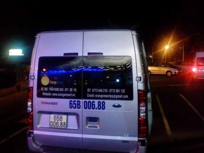 ホテルの送迎版は予定通り待っていてくれました。でももう一つ後の便の到着まで待機、、、。さらに遅くなる、、、。