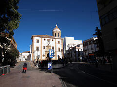 10時30分、ホテルのすぐ横にあるメルセー修道院（Iglesia Convento de la Merced）。