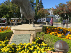 スペイン最古の闘牛場「Plaza de Toros de la Real Maestranza de Caballeria de Ronda」があります。

その闘牛場前に置かれた牛の像。
今にも飛びかかってきそうな迫力に、トーニャは転げ落ちそうになっています…。