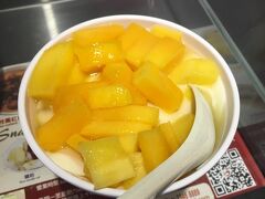 結構歩いたのでそろそろ小休憩。
迷ったのですが、下の方まで降りて「夢想豆花」へ。

ガイドブックでもよく取り上げられる、豆腐スイーツのお店です。店内もガイドブックのコピーだらけでした笑
さすが南国、マンゴーとパイナップルが美味しい！暑さもすっかり和らぎました。