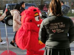 ムイムーチョからしばらく歩くと・・・
客引きをする謎の生き物に遭遇。

今回のお土産調達場所にあらかじめ選んでいた
「クッキータイム」のキャラクターです。