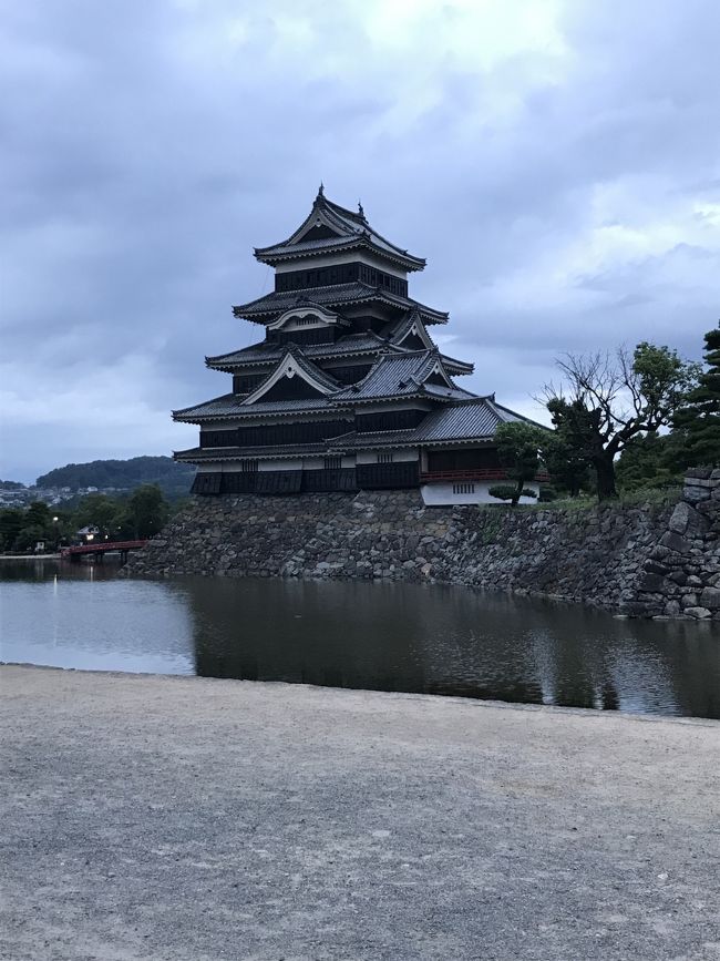 国宝の城です。<br /><br />私は<br />城の外観が好きなので<br />中には入りませんでした。<br /><br />帰りも<br />Googleマップを頼りに<br />松本駅へ戻りました。<br />