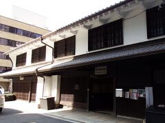 三井住友銀行の2本南側の道修町、薬屋さんの通りです。
薬屋さんと言ってもドラッグストアではなく、製薬会社です。
堺筋に面してこんな昔の伝統建築も。旧小西家住宅(1903年）
小西家は1856年に京都より大阪の道修町に出て来て、
薬種業を創業したことに始まる商家なんだって。
