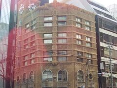 道修町の一本南の平野町の西南の角には生駒ビルヂング。
逆光で映り悪いですがビルヂングってカタカナがいい響き。
ビルの南側に時計塔があり、生駒時計店と呼んでいます。
1930年(昭和5年)建築。1階のバールは洋館なのでやっぱり天井が高い！