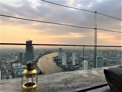 BAR Distil（ディスティル）

12月09日（土）　　17:30

ちょっとお洒落をして夕景を楽しみに
Lebua at State Tower(ルブアアットステートタワー)の
金色の屋根が印象的な"THE DOME(ザ ドーム)"へ繰り出すと

63階のルーフトップバーSirocco(シロッコ)は18:00からなので
まずは17:00から開いている64階の"THE DOME"の中の
バー "DISTIL(ディスティル)" のテラスへ

