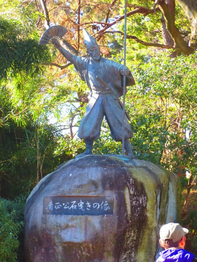 清正公石曳きの像。城内にある像は清正公のものが2体あるだけで、徳川氏の像は1体もないそうだ。